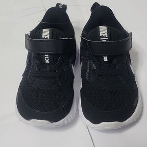 NIKE “REVOLUTION” BLACK BOYS TENNIS SHOES SZ 4C